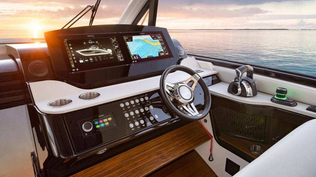 Khu vực ghế ngồi và cabin của con thuyền với các chất liệu sang trọng, êm ái và màn hình kỹ thuật số hiện đại