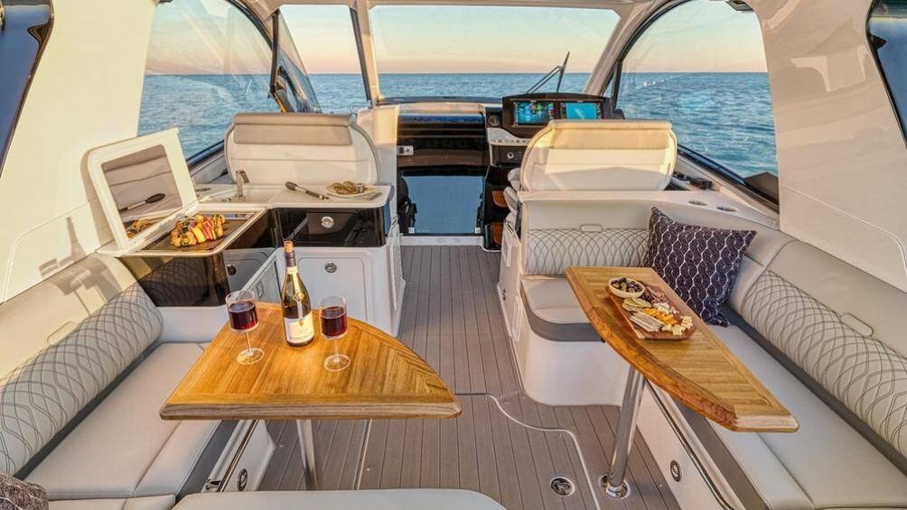 Ghế ngồi phía trên du thuyền trông sang trọng và đẳng cấp