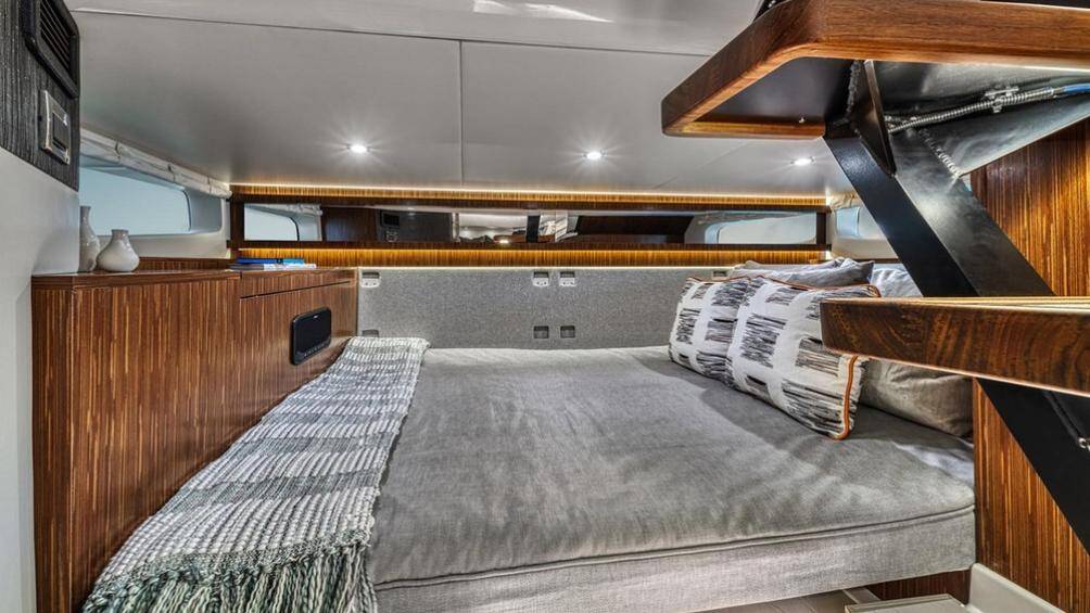 Nội thất bên dưới có ghế ngồi biến đổi thành giường ngủ rộng rãi