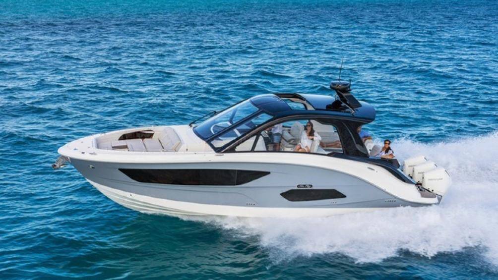 Bên ngoài, Sundancer 370 Outboard có một thiết kế đường viền mạnh mẽ và góc cạnh khỏe khoắn