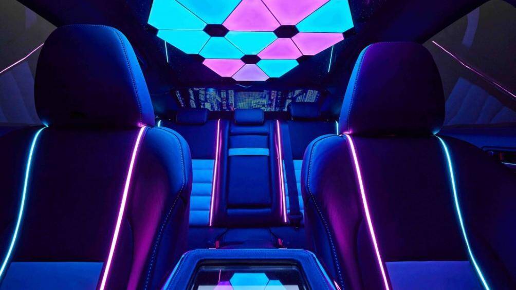 Các bảng đèn LED chiếu nội dung có thể lập trình lên cửa sổ phía sau, ghế ngồi có độ phản hồi cùng màn hình cong có độ phân giải cao