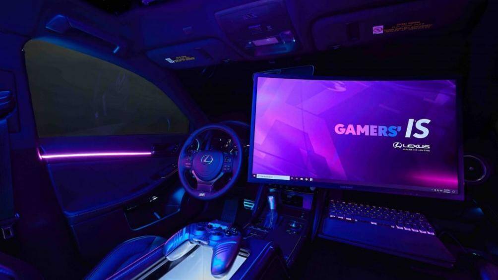 Bên trong, xe được trang bị dàn máy GPU MSI Gaming GeForce + CPU AMD ở cốp xe. Tất cả các chi tiết PC đều được làm nổi bật bởi đèn LED RGB