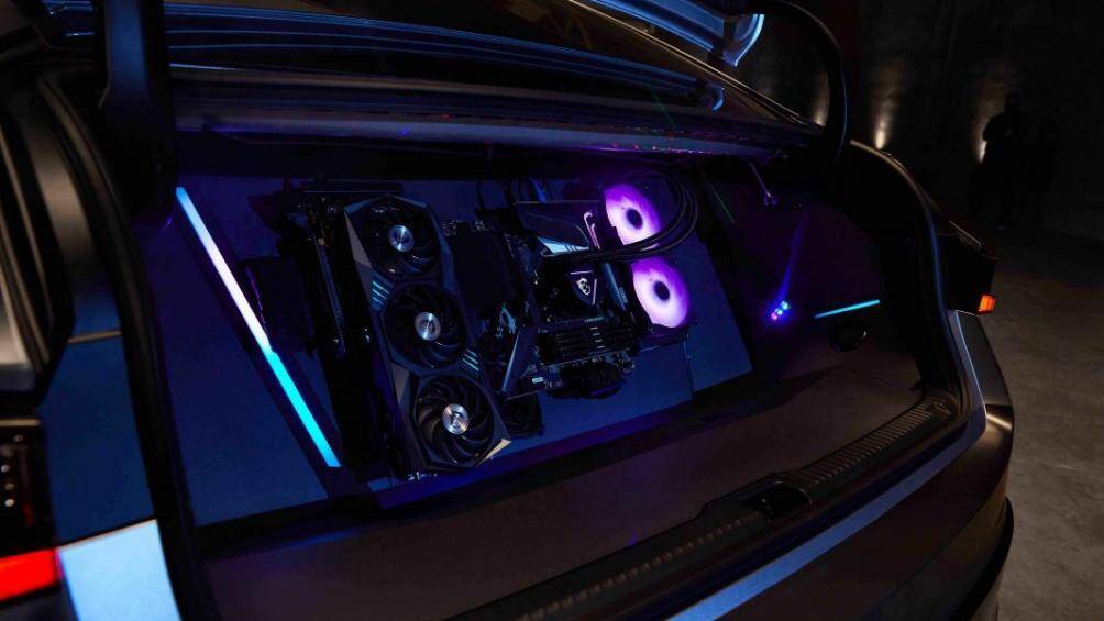 Phần bệ tì tay phía trước của xe cũng đã được sửa đổi thành một tủ lạnh mini để có thể chứa đồ uống phục vụ cho người chơi