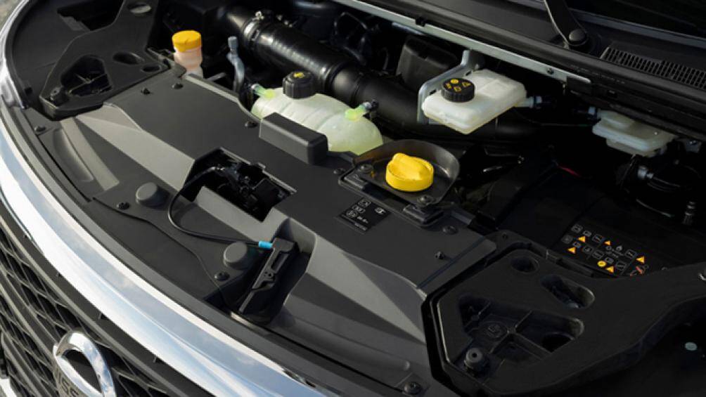 Nissan NV300 Combi mới sử dụng động cơ dầu 4 xy lanh thẳng hàng, dung tích 2.0L dCi tăng áp mới