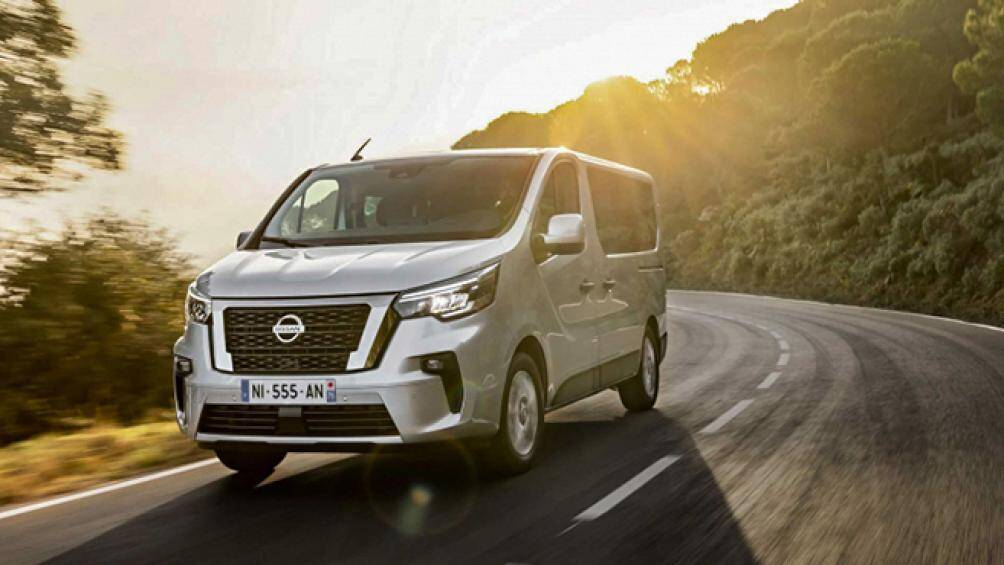 Nissan NV300 Combi mới được thiết kế mới với cụm lưới tản nhiệt to bản và vuông vức, xe được trang bị bộ mâm hợp kim 17 inch tùy chọn