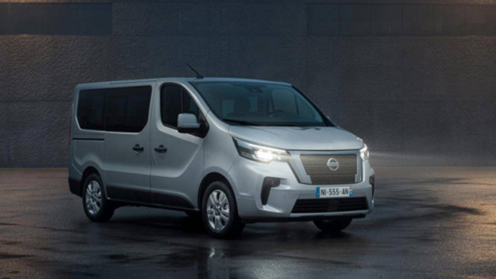 Những cải tiến ngoại thất khác bao gồm cụm hệ thống chiếu sáng LED mới và đèn LED ban ngày đặc trưng của Nissan