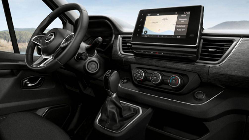 Bên trong nội thất Nissan NV300 Combi được thiết kế lại toàn diện và sử dụng các vật liệu tạo cảm giác cao cấp hơn