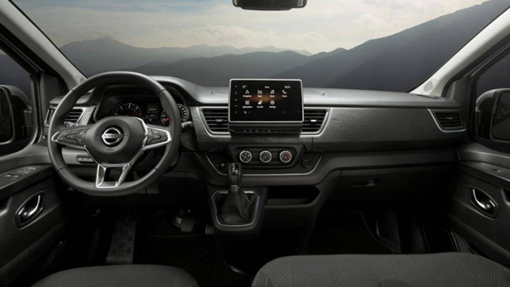 Xe được trang bị vô-lăng 3 chấu mới, các công tắc điều khiển được thiết kế lại hoàn toàn, màn hình giải trí NissanConnect 8 inch thế hệ mới