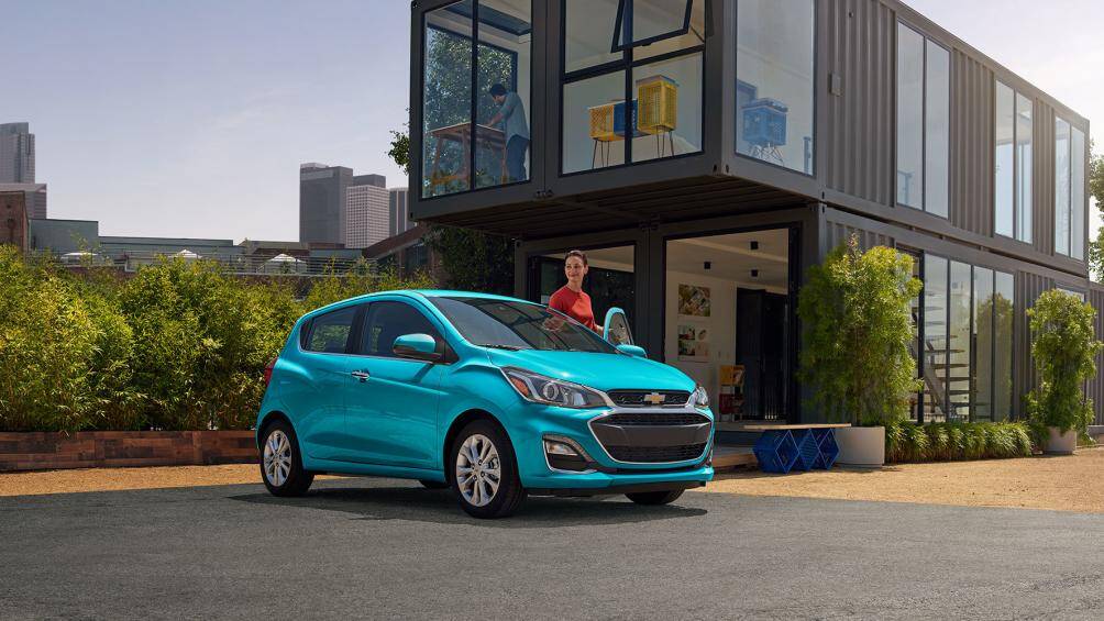 1. Chevrolet Spark (giá khởi điểm: 14.395 USD)