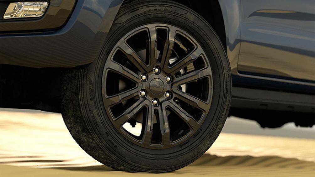 Mâm xe kích thước 20 inch cũng mang màu đen thể thao. Phiên bản này được trang bị đèn pha Bi-LED tương tự Titanium