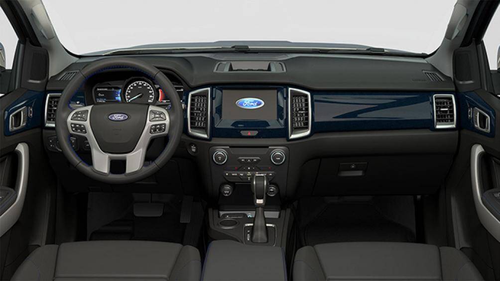 Bên trong không có nhiều sự thay đổi với màn hình giải trí trung tâm 8 inch, màn hình LCD 4,2 inch, vô lăng trợ lực điện, 7 túi khí...