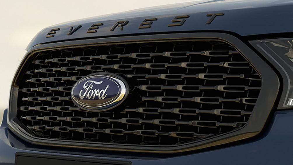 Điểm khác biệt của Ford Everest Sport nằm ở màu sơn ngoại thất đen, lưới tản nhiệt, cản trước, gương chiếu hậu, giá nóc hay cản sau