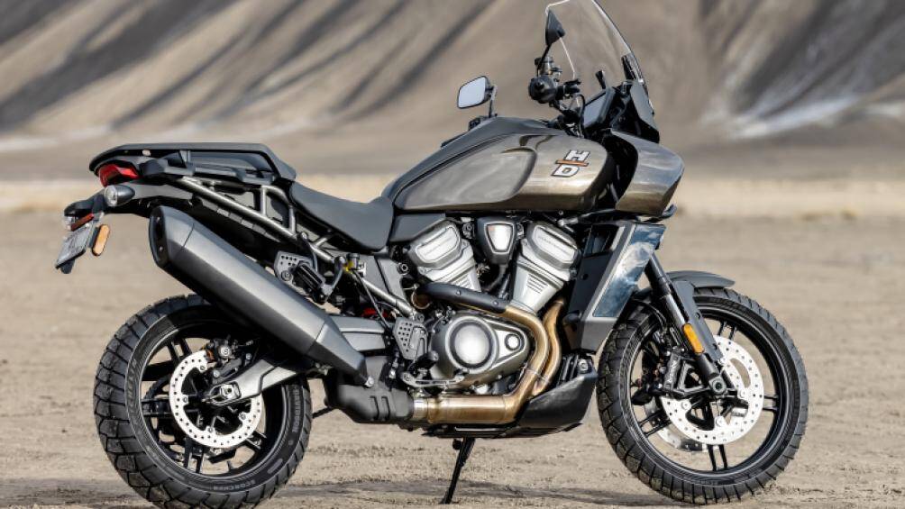 Pan America sử dụng vành đúc cho bản thường và vành nan hoa cho bản Special, vành trước 19 inch và sau là 17 inch, lốp xe là Michelin Anakee Wild