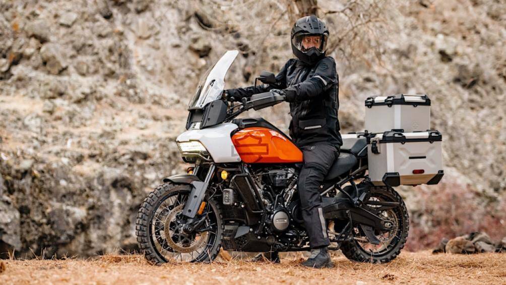 Harley-Davidson vừa chính thức cho ra mắt mẫu mô tô địa hình đa dụng có tên Pan America 2021 với giá bán từ 17.319 USD (hơn 400 triệu đồng)