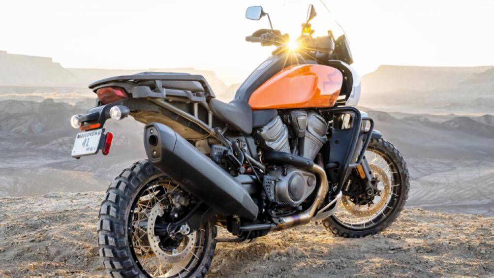 Ngoại hình Pan America mang dấu ấn rõ rệt của Harley-Davidson. Đồ sộ, cao lớn, khối động cơ V-Twin Revolution Max rất cơ bắp, đậm chất Mỹ