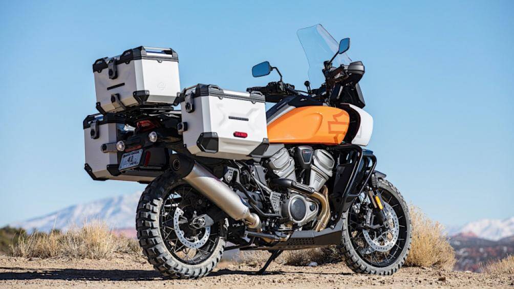 Trọng lượng của xe chỉ 242 kg (bản thường) và 254 kg (bản Special). Khối lượng xe tăng thêm 30 kg khi người lái lắp các bộ thùng chứa đồ phía sau