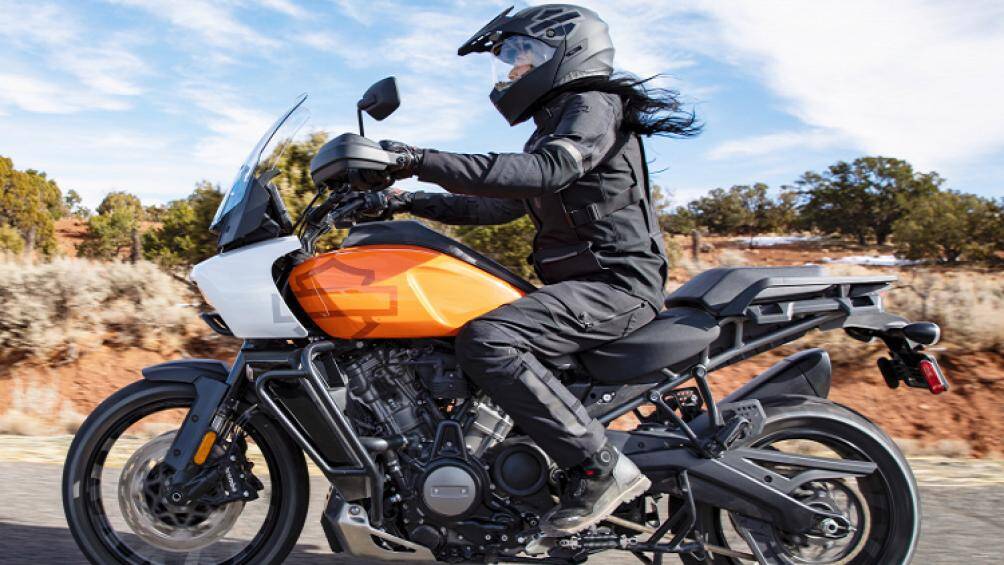 Cung cấp sức mạnh cho mẫu xe địa hình Harley-Davidson Pan America 2021 là khối động cơ 2 xy-lanh 1250 phân khối, sản sinh 150 mã lực