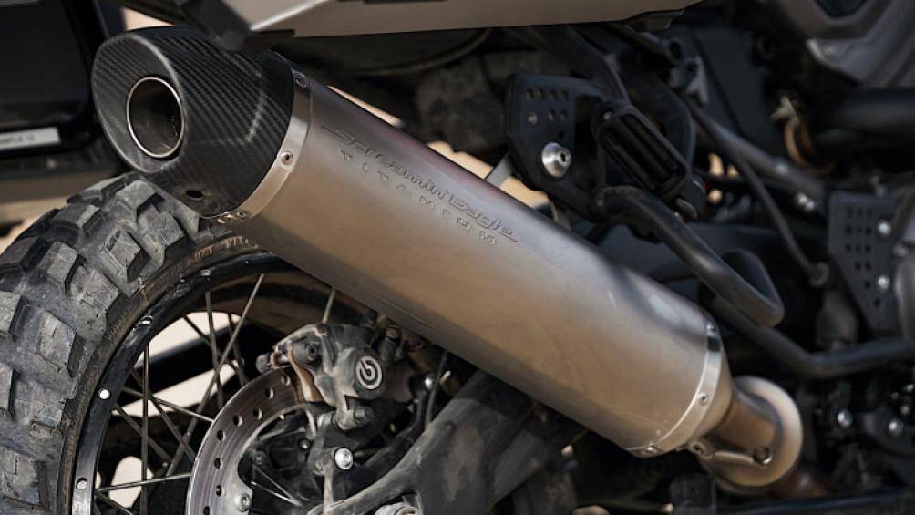 Harley-Davidson trang bị giảm xóc trước dạng hành trình ngược 47 mm và sau là giảm xóc đơn. Ở bản Special giảm xóc điều khiển điện tử