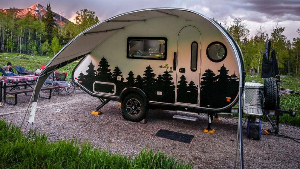 Cấu tạo bên ngoài của Tab 400 Teardrop khá đơn giản, gồm tời kéo, 2 bánh xe và các trụ cố định