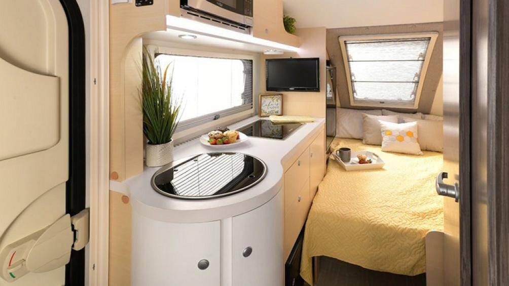 Tab 400 Teardrop có chiều dài 5,5 m, rộng 2,2 m và cao 2,63 m. Trên Tab 400 Teardrop, bạn có đủ phòng tắm, phòng ngủ, nhà bếp và phòng ăn