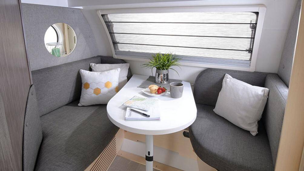 Bước vào bên trong là khu vực ăn cho 4 người và có thể thay đổi thành giường ngủ cỡ lớn. Ở bên trái là nhà bếp với 2 lò nấu, tủ lạnh, bồn rửa