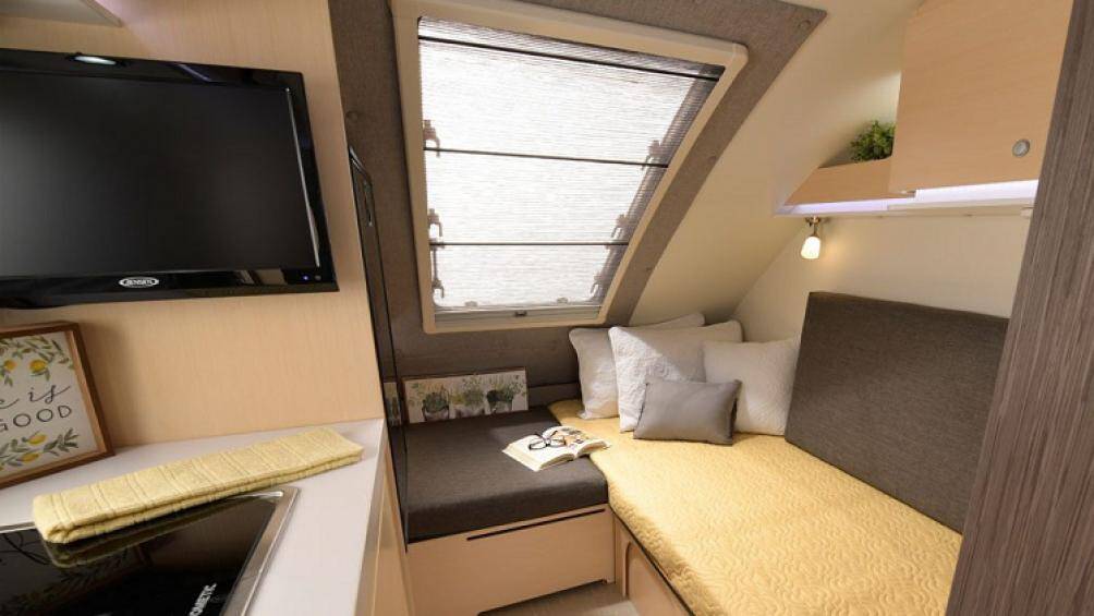 Sau nhà bếp là phòng ngủ chính. nuCamp RV cung cấp tùy chọn giường đơn hoặc giường đôi theo ý của khách hàng