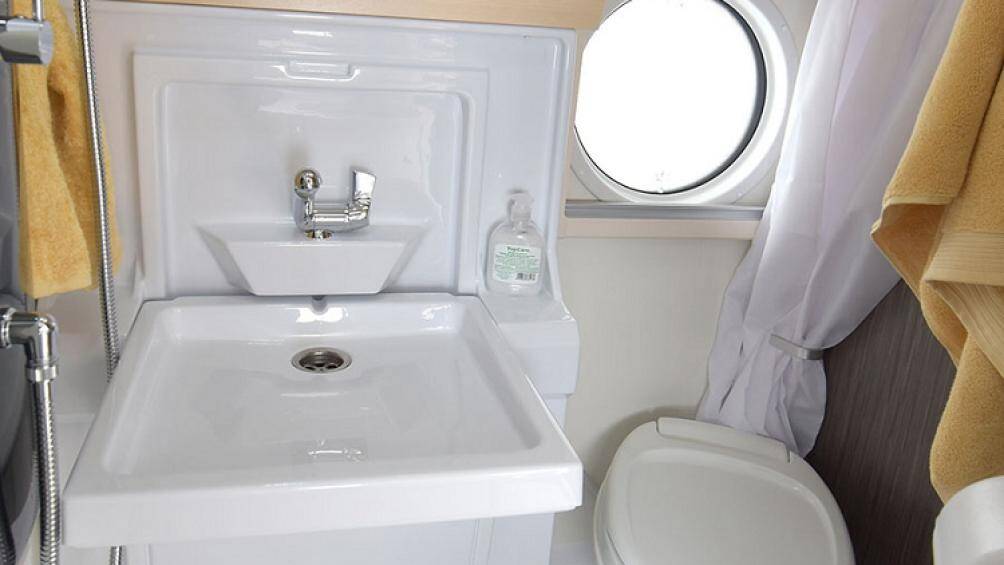 Cuối cùng là phòng tắm, đặt ở giữa phòng ngủ và phòng ăn. nuCamp bố trí đủ bộ gồm vòi tắm, bồn rửa tay và bồn vệ sinh