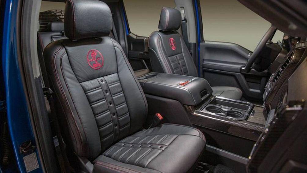 Ở bên trong, Shelby F-250 sở hữu khoang lái thể thao với ghế da Shelby, thảm trải sàn thêu, nhiều chi tiết trong xe được trang trí sợ carbon
