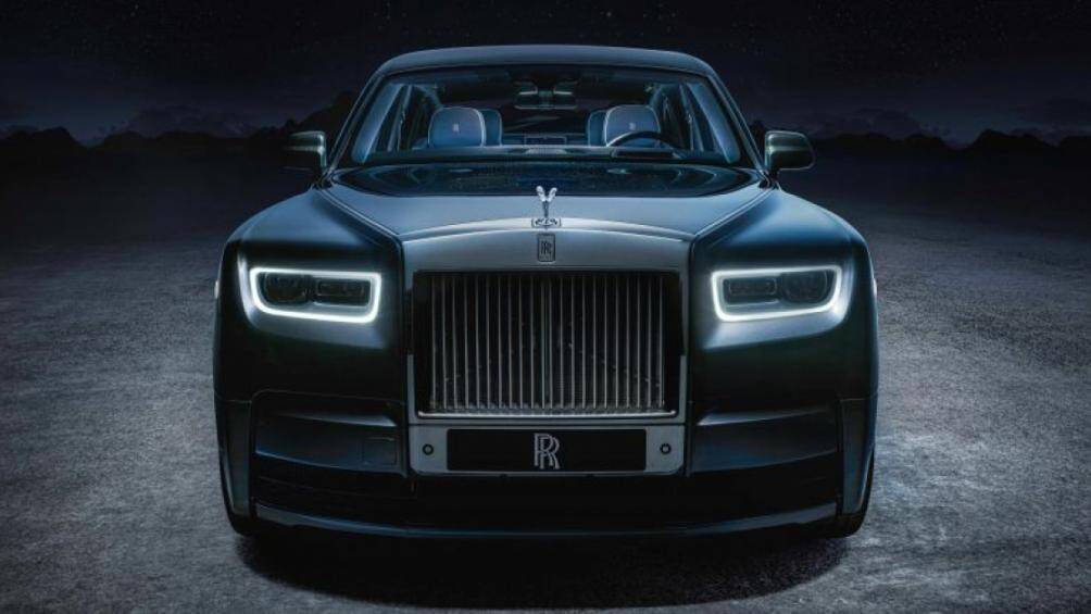 Trên nắp ca-pô, biểu tượng Spirit of Ecstasy sẽ được khắc một ngày tháng và địa điểm mang ý nghĩa đặc biệt với mỗi khách hàng