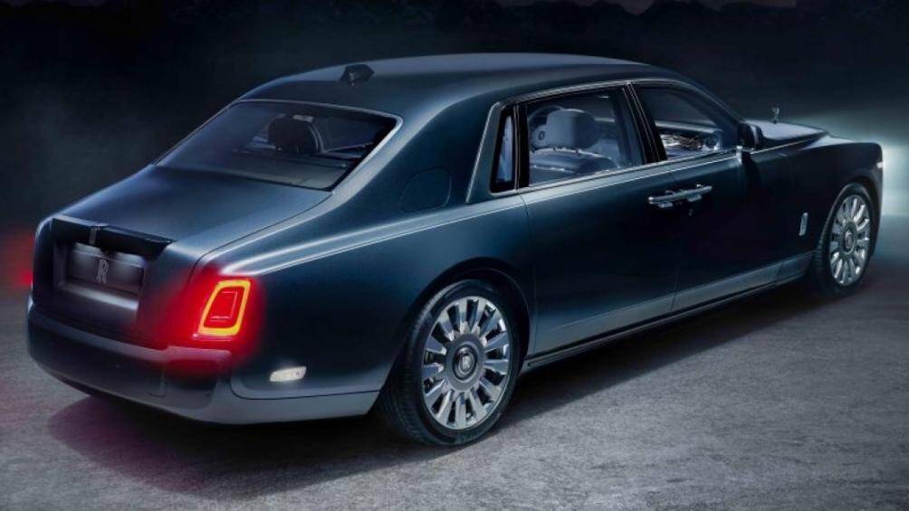 Bắt đầu từ ngoại thất, tại đây, Phantom được hoàn thiện trong một lớp sơn hoàn toàn mới và vô cùng bí ẩn có tên Kairos Blue