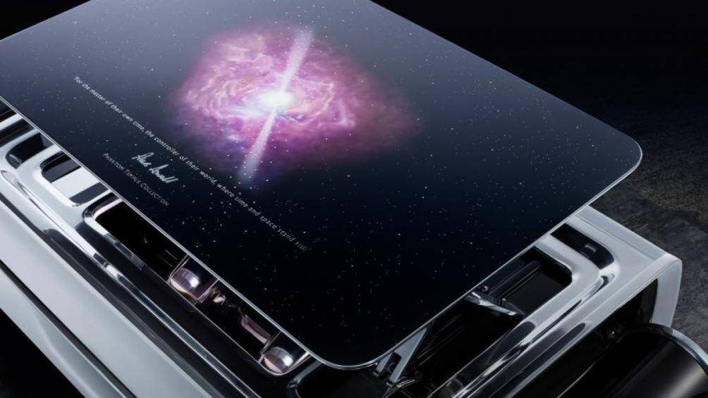 Câu danh ngôn của Albert Einstein cũng xuất hiện trong xe: "Sự phân biệt giữa quá khứ, hiện tại và tương lai chỉ là một ảo tưởng dai dẳng đến ngoan cố".