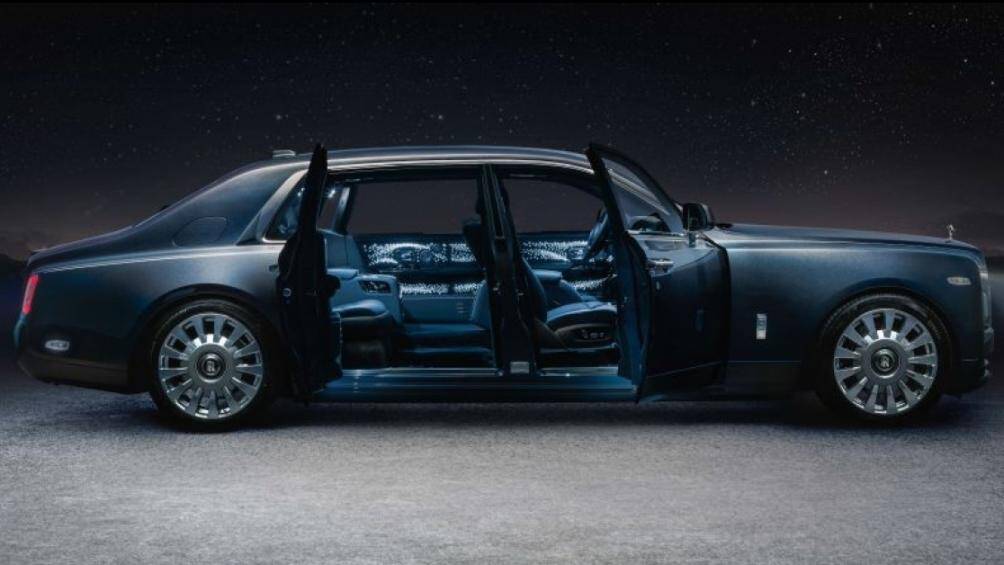 Lớp sơn này chứa các mảnh mica màu xanh lam như ngọc. Những mảnh mica này toả sáng lấp lánh khi gặp ánh sáng và nó tượng trưng cho các vì sao