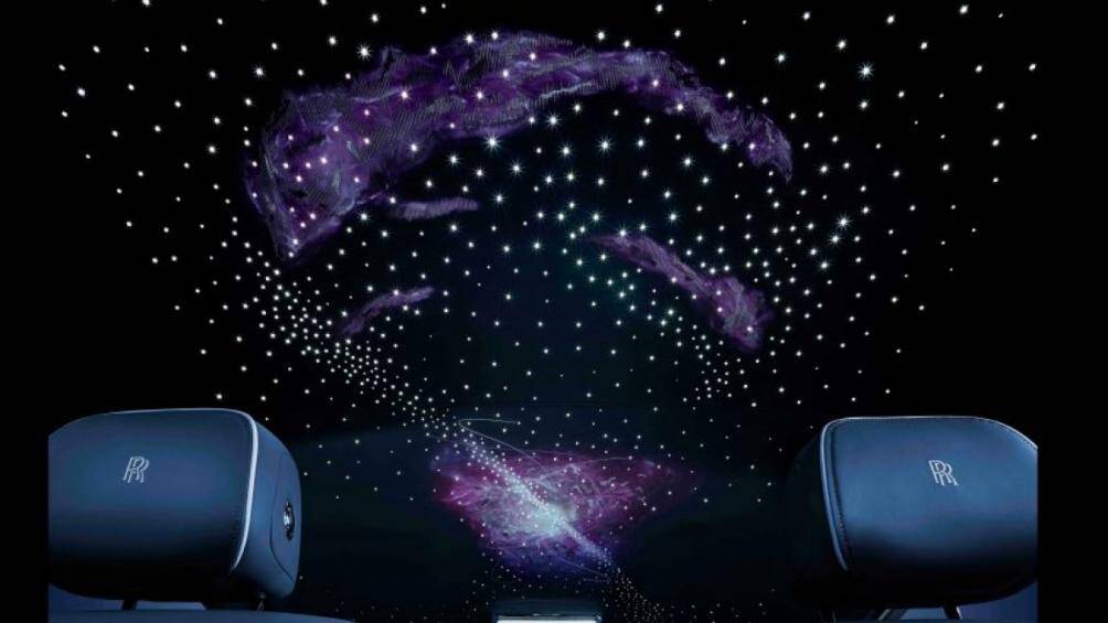 Những ánh sáng sợi quang học và đường thêu Bespoke tinh xảo, nhờ đó tạo nên chi tiết trần sao Pulsar Headliner độc đáo và đẹp mắt