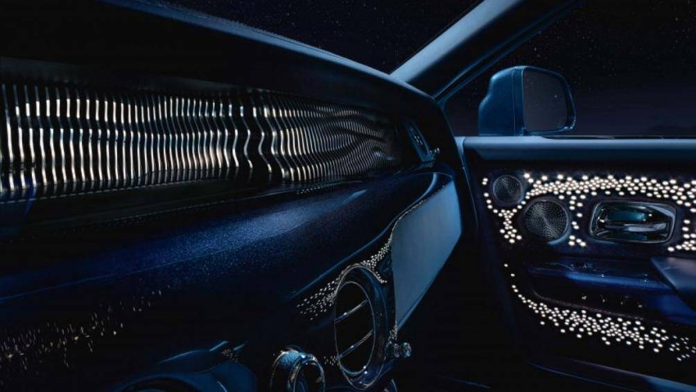 Bên trong, một phôi nhôm được nghiền để tạo thành 100 cột đường viền riêng biệt thay đồng hồ bảng điều khiển, đại diện 100 triệu năm vòng quay của một ngôi sao