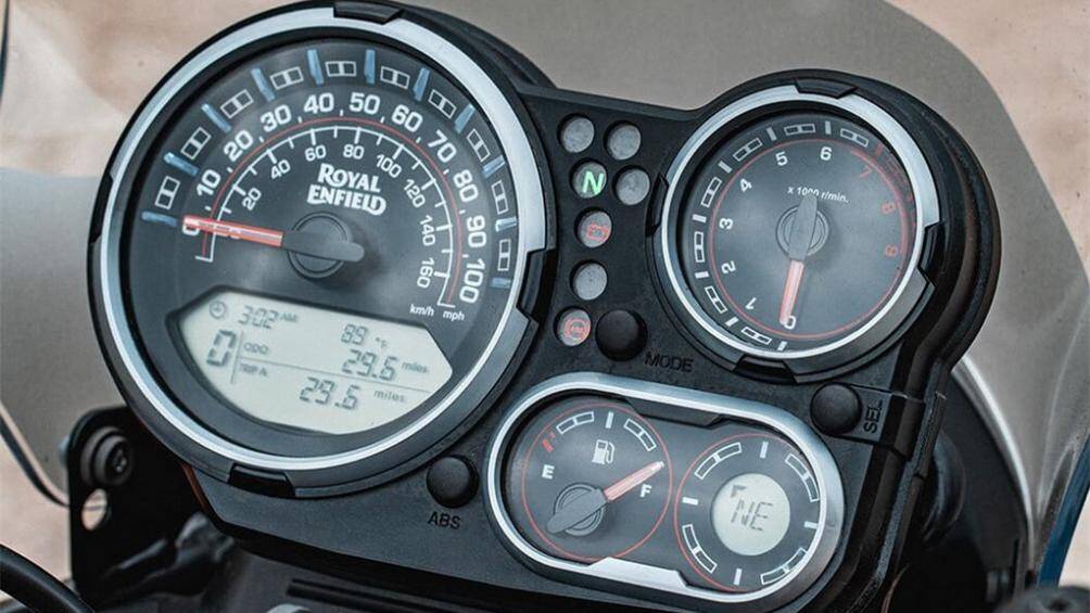 Xe có thêm màn hình định vị trong bảng điều khiển và có thể kết nối Bluetooth