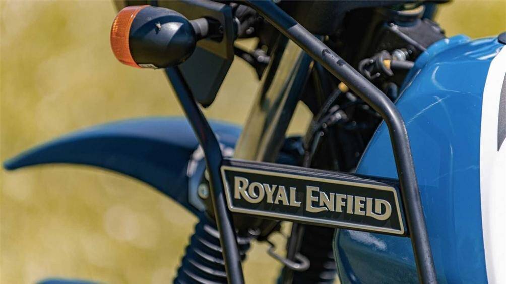 Khối lượng của Himalayan 2021 ở mức 194 kg, bình xăng 15 lít. Tại Việt Nam, Royal Enfield Himalayan hiện được ra mắt từ năm 2018 với giá bán 131 triệu đồng