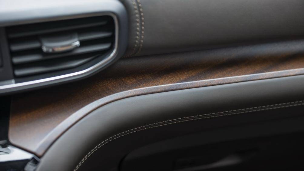 Kết hợp với những chi tiết ốp gỗ Sapele thật trên bảng táp-lô và vô lăng để nâng tầm chiếc SUV cao cấp