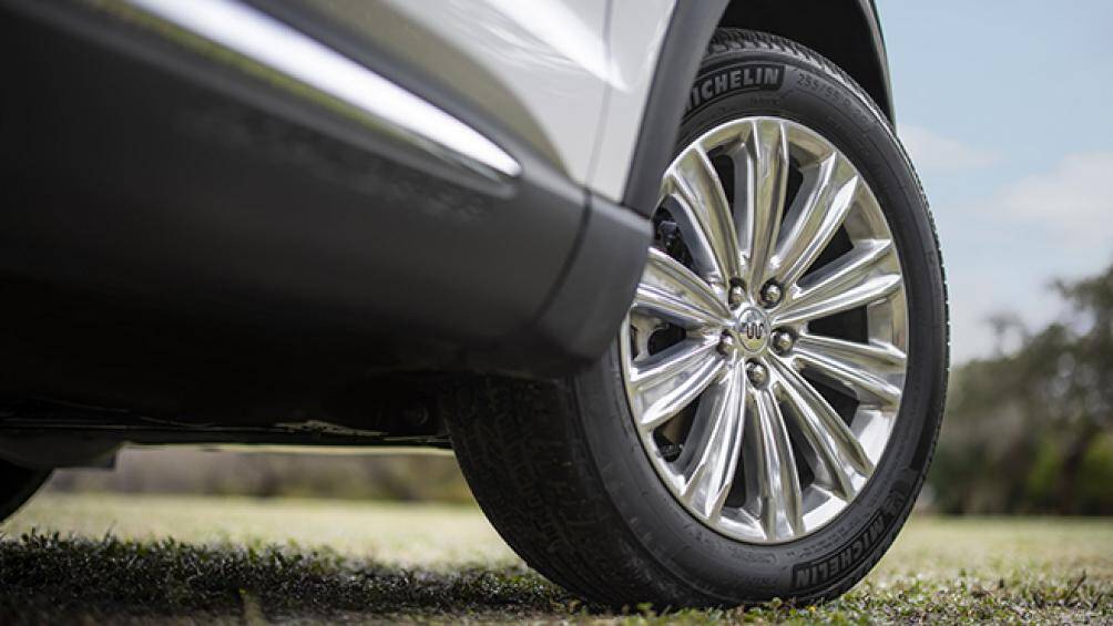 Hệ thống an toàn này bao gồm: Kiểm soát hành trình thích ứng, Hệ thống đánh lái tránh chướng ngại vật, điều khiển bằng giọng nói...