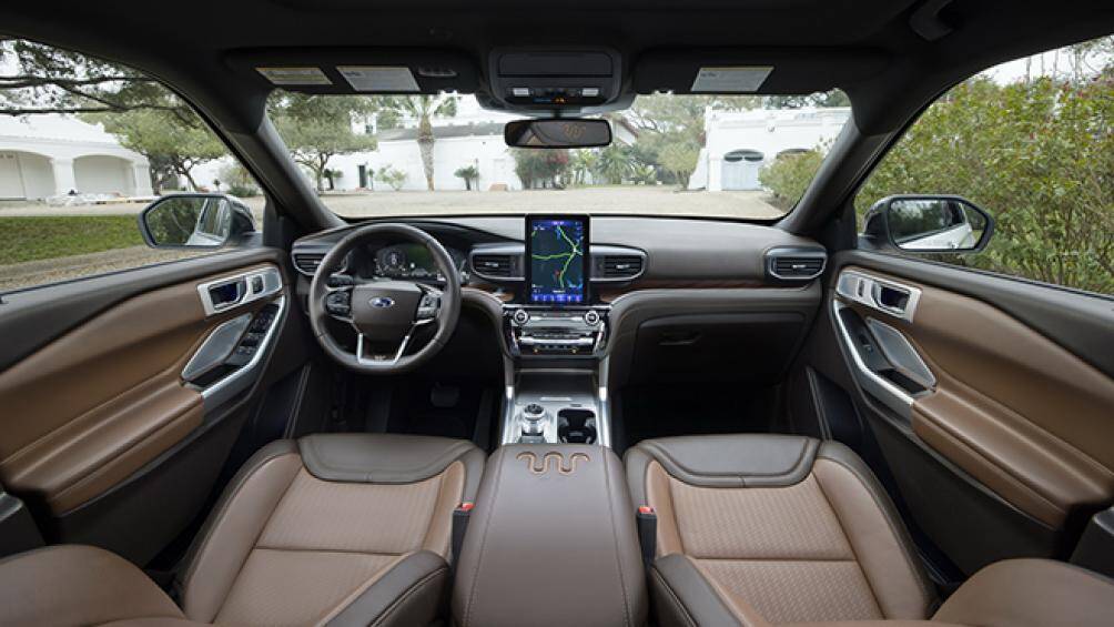 Khoang cabin của Ford Explorer King Ranch 2021 sở hữu ghế ngồi và bệ tì tay trung tâm bọc da Mesa Del Rio được khâu thủ công