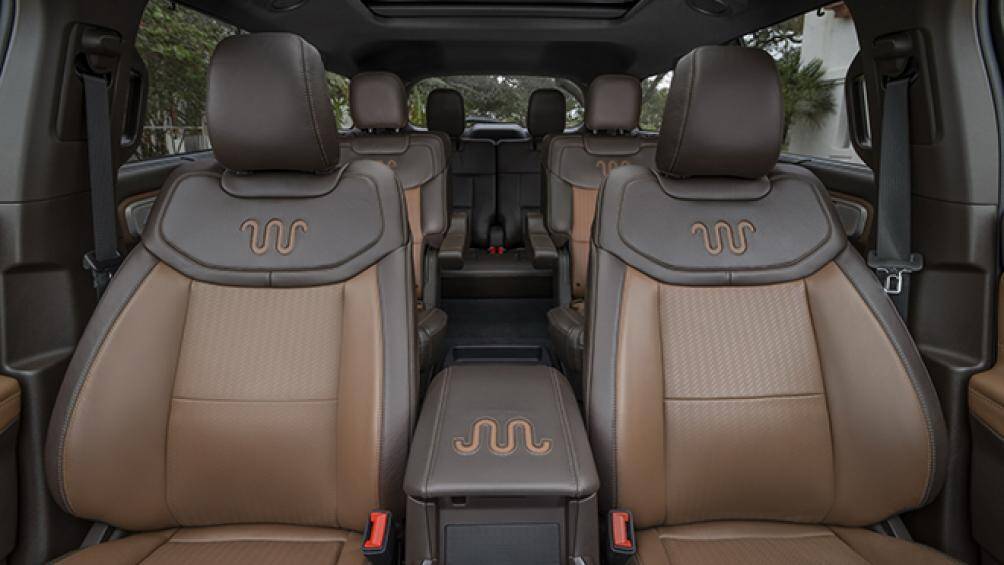 Gói này bao gồm ghế ngồi có chức năng massage, màn hình cảm ứng đặt dọc 10.1 inch, hệ thống âm thanh B&O 14 loa