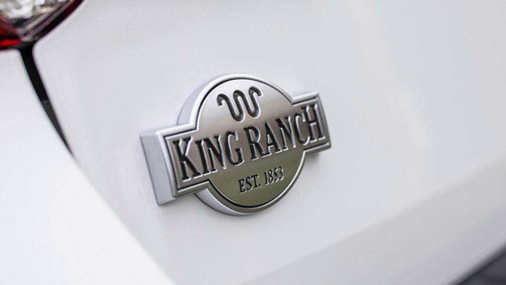 Xe có giá khởi điểm từ 52.350 USD (1,2 tỷ đồng) với phiên bản RWD và từ 54.350 USD (1,25 tỷ đồng) với bản AWD