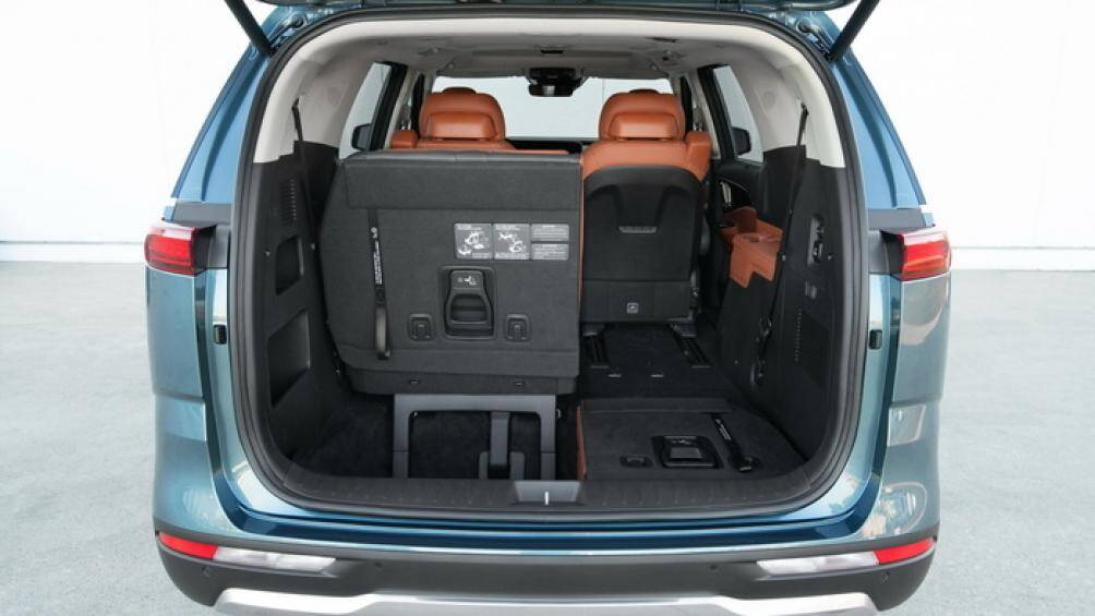 Khoang hành lý của Carnival 2022 có dung tích hơn 2.900 lít và được tích hợp tính năng đá cốp