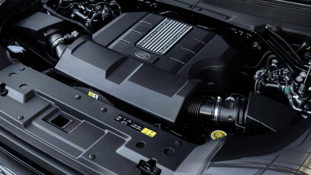 Khối động cơ V8 của xe có dung tích 5.0 lít, siêu nạp thay cho động cơ Ingenium 2.0 lít và 3.0 lít trên các phiên bản khác