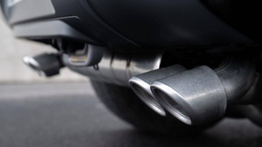 Về phần ngoại hình, Land Rover Defender V8 mới sẽ được phân biệt với các phiên bản khác thông qua bộ ống xả kép đối xứng