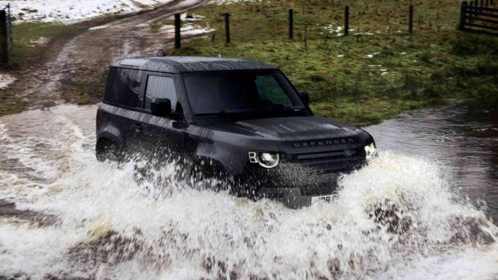Để phù hợp hơn với sức mạnh mới, Land Rover đã cân chỉnh lại độ cứng lò xo và giảm chấn, đồng thời làm lớn thanh chống lật của xe