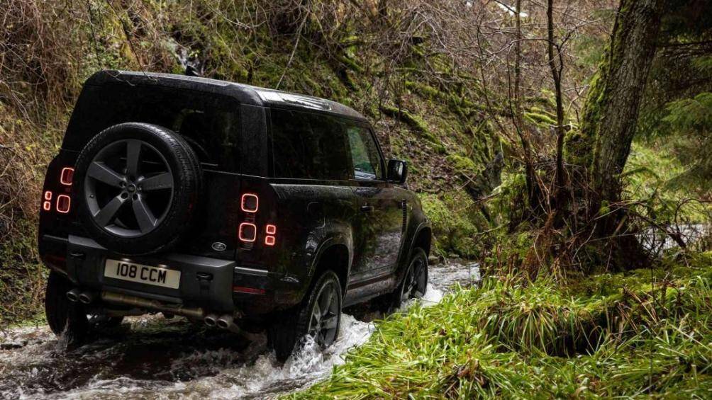 Defender V8 có khả năng tăng tốc lên 100 km/h trong chỉ 5,2 giây (bản Defender 90 V8) và tốc độ tối đa đạt được là 240 km/h