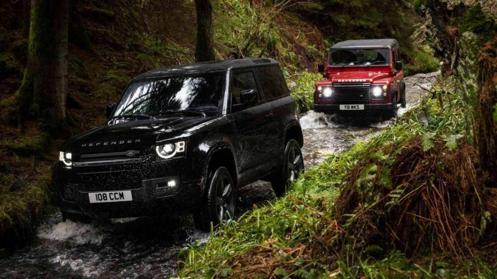 Ba màu sơn của xe gồm xám (Carpathian Grey), trắng (Yulong White) và đen (Santorini Black), đi kèm là bộ mui sơn đen (Narvik Black)