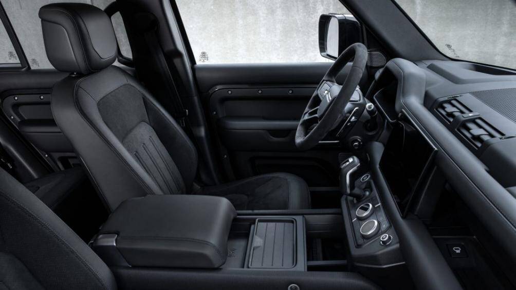 Bên trong, Land Rover Defender V8 sẽ có được nội thất bọc da Ebony Windsor đặc biệt ở ghế ngồi, bọc da lộn