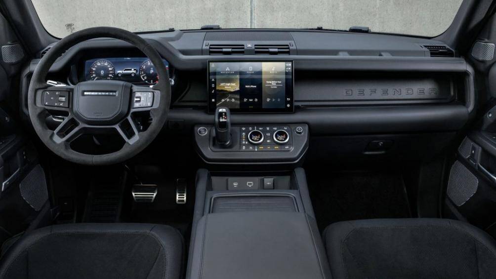 Vô-lăng bốn chấu của Defender được bọc vật liệu Alcantara và lẫy số mạ crom mờ