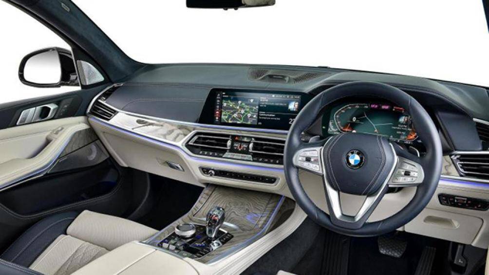 Về nội thất, X7 2021 được trang bị cụm công cụ kỹ thuật số BMW Live Cockpit Professional 12.3 inch với màn hình hiển thị trên kính lái HUD